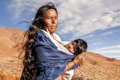 Natividad Valdiviezo posa con su bebé de tres meses, Nahir, en Quebraleña (Argentina). El padre los abandonó cuando nació el niño. Ella vive del pastoreo de cabras, en medio de estas colinas desérticas. 