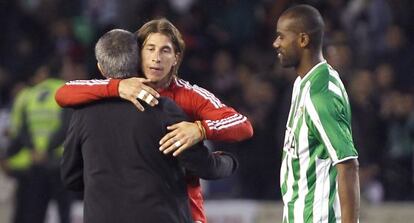 El entrenador portugués del Real Madrid, José Mourinho, se abraza con el defensa del equipo madridista, Sergio Ramos.