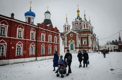 Gente caminando sobre la nieve en las calles cercanas al Kremlin en Moscú (Rusia), el 6 de enero de 2018. 