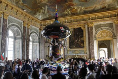 La escultura Tongari-Kun, del artista japonés Takashi Murakami, en el palacio de Versalles, en París