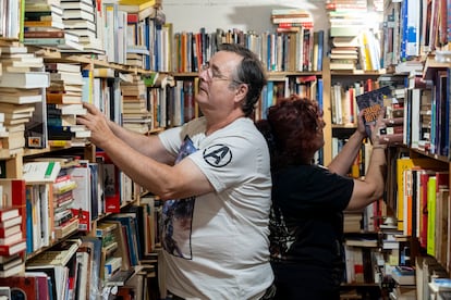 Ors y Obis colocando varios libros en las estanterías tras indexarlos. La venta en línea, como ellos mismos confiesan, resta romanticismo a la 
compra en una librería tradicional, pero el olor a papel viejo queda intacto. 