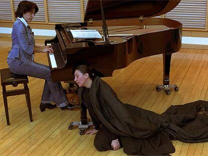 Rosa Torres-Pardo, al piano, y Lola Greco, en un ensayo de 'Iberia'.