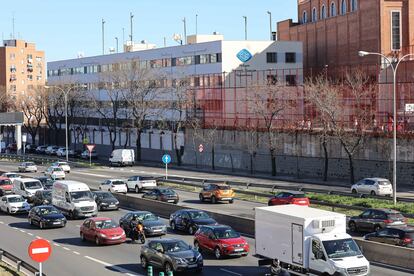 Vehículos de la A-42 circulando junto al Colegio Sagrado Corazón Padres Capuchinos, en Madrid. 