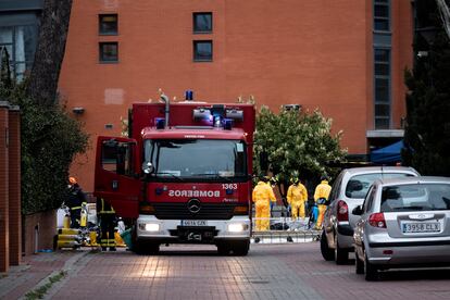 Un equipo de bomberos desinfecta en la residencia de mayores Monte Hermoso, de Madrid, el viernes.