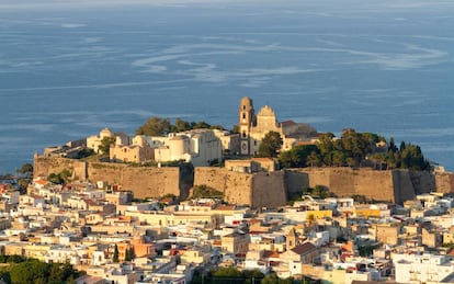 La ciudad vieja y amurallada de Lípari, principal enclave de la isla italiana del mismo nombre.