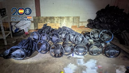 Volantes de coches sustraídos recuperados por la Policía Nacional en una nave de Guadalajara durante la Operación Arkan, en una imagen facilitada por el Ministerio del Interior.