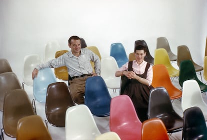 Charles y Ray Eames con las sillas Shell.