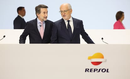 El consejero delegado de Repsol, Josu Jon Imaz y el presidente, Antonio Brufau, en la junta general de accionistas.