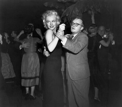 Truman Capote bailando con Marilyn Monroe en Nueva York.