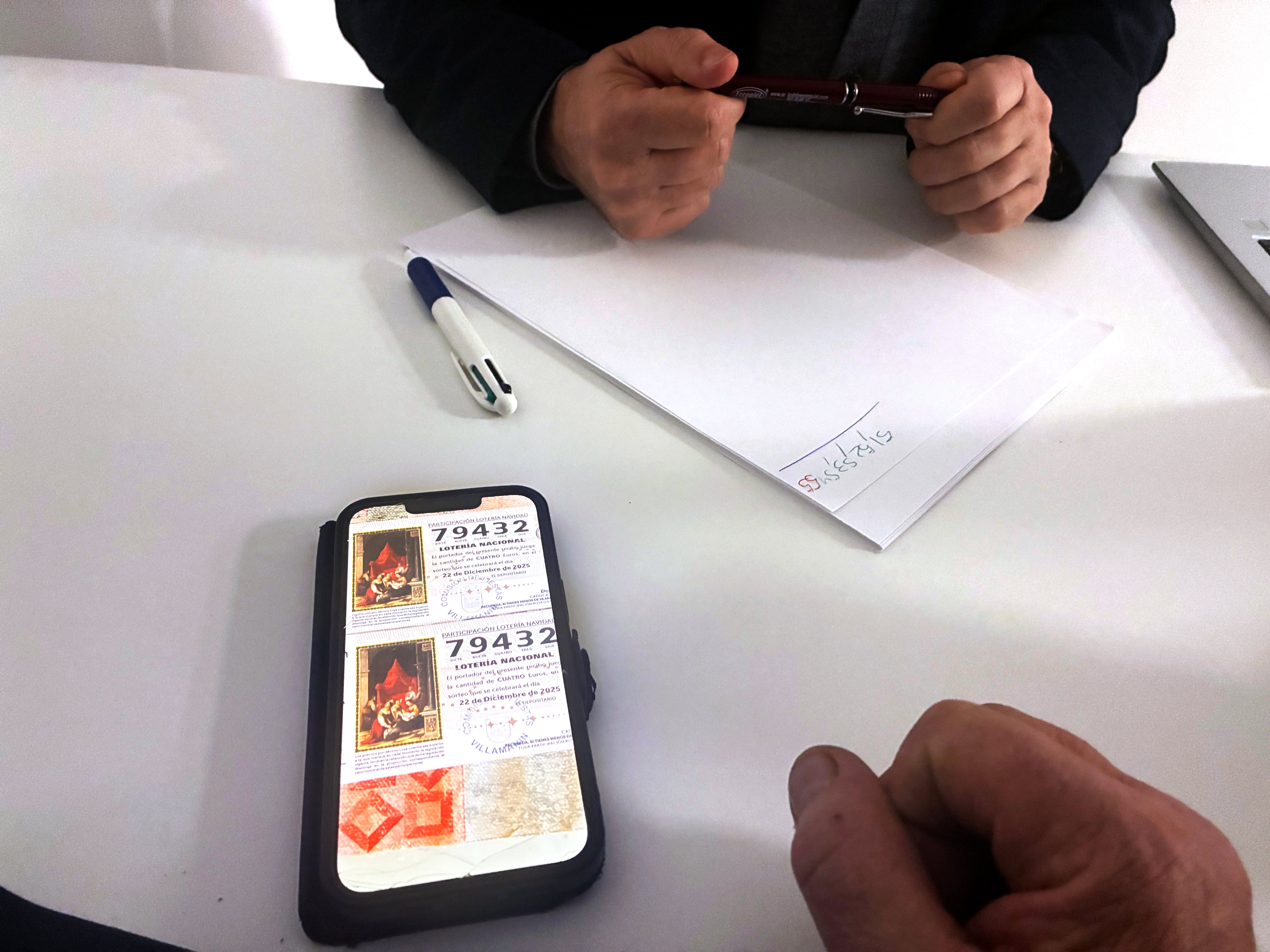 Los ganadores del polémico Gordo en Villamanín hacen cola: “Se destrozan familias por 3.000 euros”