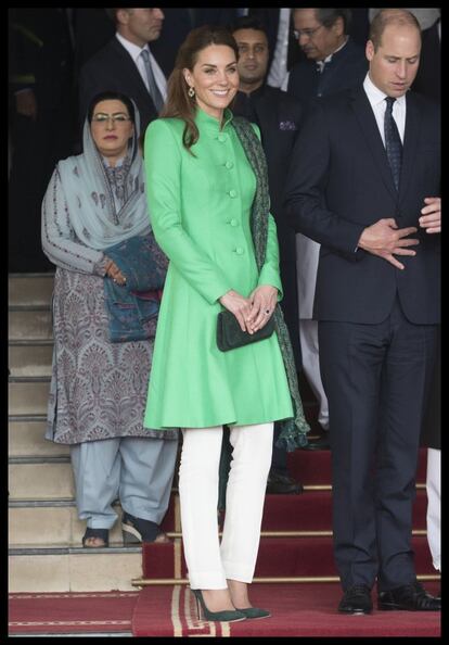 Los duques de Cambridge en Islamabad, Pakistán, en el segundo día de su visita. Kate llevó un pantalón blanco y un abrigo abotonado sobre el que colocó un pañuelo en tonos verdes.