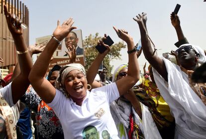 Una multitud de senegaleses celebr en las calles de Dakar la victoria del presidente Macky Sall en la primera vuelta de las elecciónes presidenciales de Senegal, en la que se ha impuesto con el 58% de los votos.