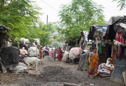 Los terrenos sin edificar —privados o de propiedad gubernamental— sirven como improvisados solares para la construcción de las infraviviendas. En Varanasi se levantan unos 277 slums —barrios de chabolas— diseminados por toda la ciudad en los que viven más del 25% de la población.