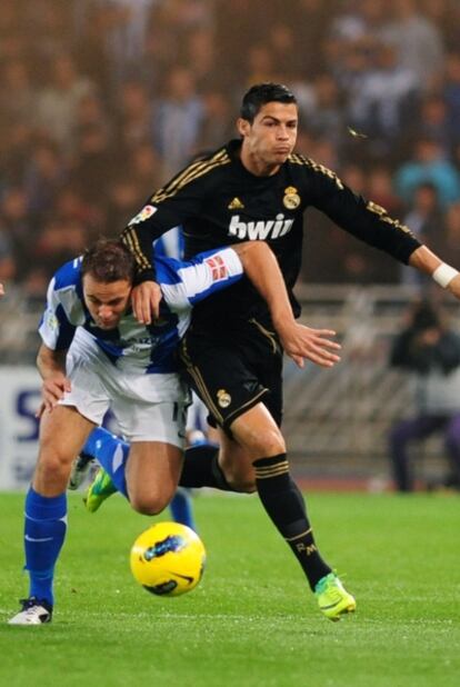 Cristiano Ronaldo pugna por un balón con Demidov, durante la visita del Real Madrid a Anoeta.