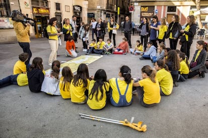 Un grupo de familias se concentra para protestar por la celebraci&oacute;n de las pruebas de competencias basicas de la LOMCE