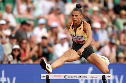 La estadounidense Sydney McLaughlin en la semifinal femenina de pruebas de atletismo del equipo olímpico de su país, el pasado 29 de junio, en Eugene, Oregon, Estados Unidos. 