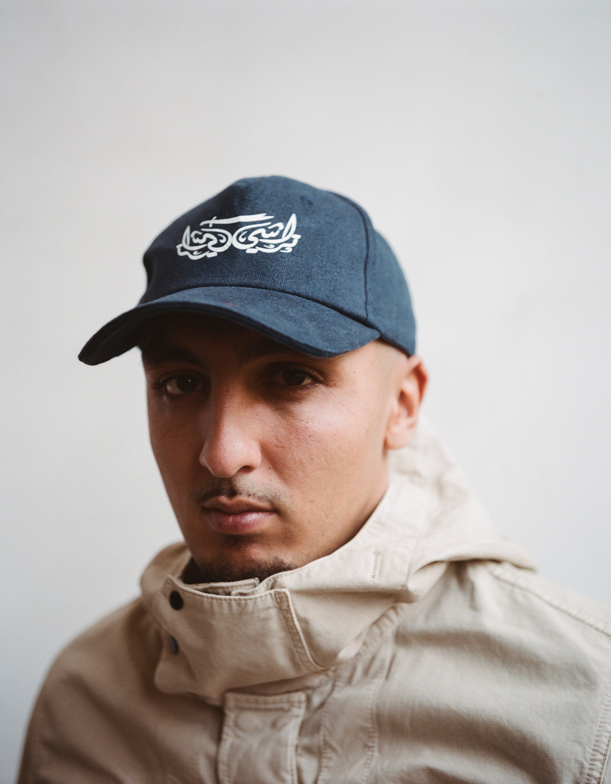 Morad posa en exclusiva para ICON con chaqueta Stone Island y gorra Trashy Clothing.