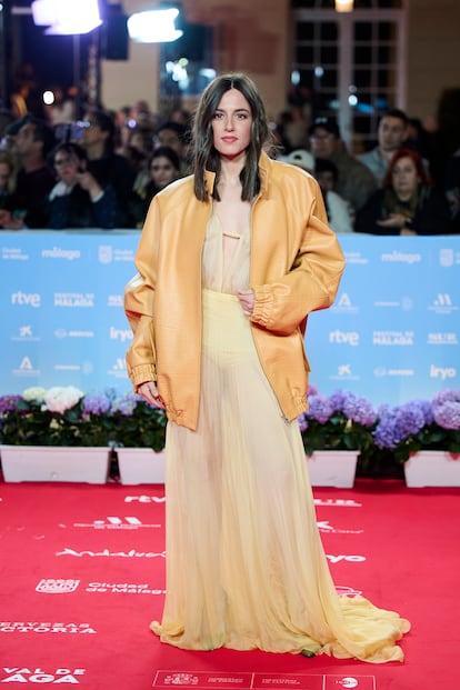 Para otra de las citas de la alfombra roja del festival, Marina Salas apostó por un 'total look' firmado por Gucci, compuesto por vestido transparente y cazadora 'oversized'.