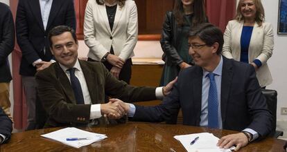 Juan Manuel Moreno y Juan Marín, durante el pacto de investidura.