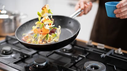 Cocina como un auténtico chef gracias a una de estas sartenes, fáciles de limpiar. GETTY IMAGES.