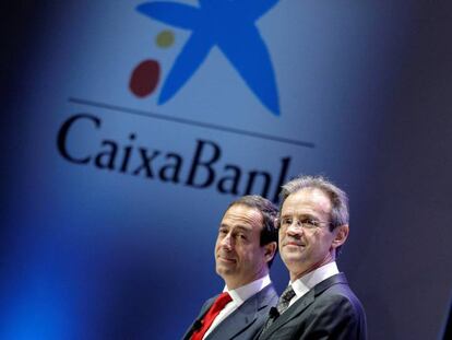 El presidente de CaixaBank, Jordi Gual (dcha), y el consejero delegado, Gonzalo Gortázar, en la junta de accionistas de 2019.