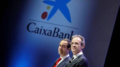 El presidente de CaixaBank, Jordi Gual (dcha), y el consejero delegado, Gonzalo Gortázar, en la junta de accionistas de 2019.