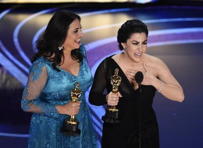 Melissa Berton (a la izquierda) y Rayka Zehtabchi emocionadas tras recibir el Oscar a mejor cortometraje documental por ' Period. End of Sentece'.