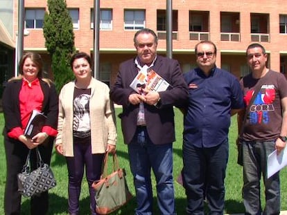 Julia Llopis (CONCAPA), Merxe Alabau i Victor Mila (Gonzalo Anaya), Ramón López (COVAPA) en la puerta de la consejería.