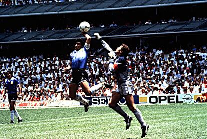 Diego Armando Maradona jugó, tal vez, su partido más recordado contra Inglaterra en cuartos de final de México 86. En ese encuentro metió uno de los mejores goles de la historia y esté gol con la mano que él mismo definió más tarde como la <i>mano de Dios</i>.