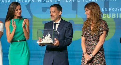 Luis Navarro, CEO de Cubierta Solar, recibe el premio flanqueado
por la reina Letizia y Pilar Gil, vicepresidenta del Consejo
de Administración de Prisa.