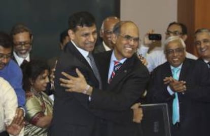 El nuevo gobernador del Banco de Reservas de la India (RBI), Raghuram Rajan (L), y el saliente, Duvvuri Subbarao (R), se funden en un abrazo tras su conocerse su nombramiento en una ceremonia celebrada en las oficinas principales del RBI en Bombay, la India.