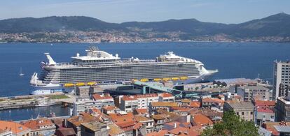 GRA251. VIGO, 01/06/2016.- 'Harmony of the Seas', el buque de cruceros más grande del mundo, que ha hecho escala hoy en Vigo en su viaje inaugural tras partir de Southampton (Inglaterra) con unas 8.000 personas a bordo, entre pasaje y tripulación. EFE / Salvador Sas