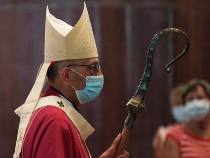 El cardenal Juan José Omella, en la misa en julio por los difuntos durante la pandemia en la Sagrada Familia.