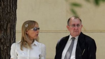 El magistrado Fernando García Nicolás y su esposa.