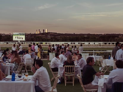 La terraza de La Ancha en el hipódromo al atardecer.