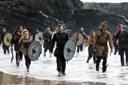 El actor Travis Fimmel (en el centro) con otros int&eacute;rpretes de la serie &#039;Vikingos&#039;