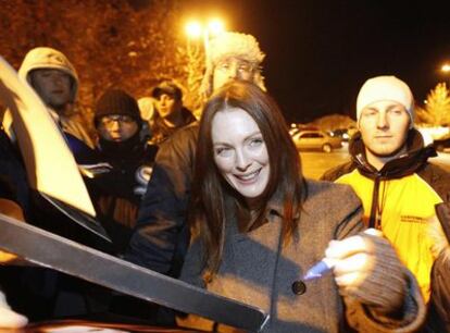 La actriz Julianne Moore firma autógrafos ayer en el festival de cine de Sundance.