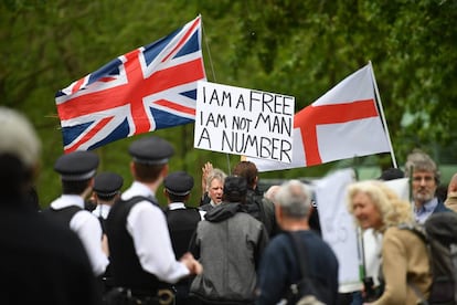 Manifestantes sosteniendo una pancarta que intenta decir "Soy un hombre libre, no soy un número" en Hyde Park en Londres el 16 de mayo de 2020.