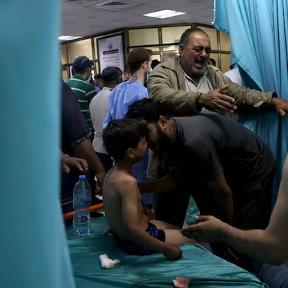 Varias personas en el interior de un hospital de la Franja de Gaza, tras un ataque de Israel.