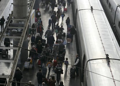 Un grupo de viajeros del AVE, hoy en la estación de Atocha de Madrid.