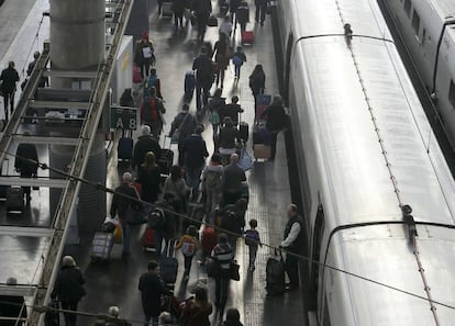 Un grupo de viajeros del AVE, hoy en la estaci&oacute;n de Atocha de Madrid.