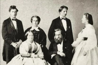 El emperador Pedro II y su esposa, la emperatriz Teresa Cristina, posan junto a las dos parejas formadas por su hija mayor, la princesa Isabel y la princesa Leopoldina.