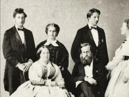 El emperador Pedro II y su esposa, la emperatriz Teresa Cristina, posan junto a las dos parejas formadas por su hija mayor, la princesa Isabel y la princesa Leopoldina.