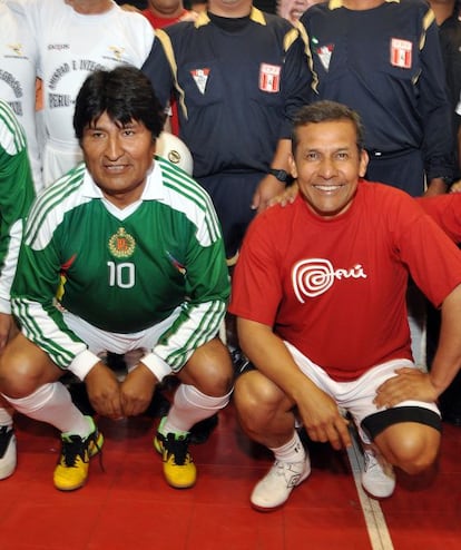 Ollana Humala (D) junto a Evo Morales en un partido de fútbol sala el pasado 22 de diciembre en Cuzco.