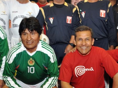 Ollana Humala (D) junto a Evo Morales en un partido de fútbol sala el pasado 22 de diciembre en Cuzco.