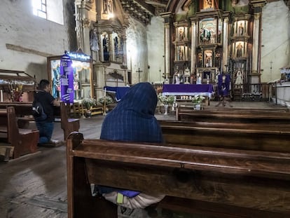 Feligreses rezan al interior de la iglesia de Nurio el abril del año pasado.