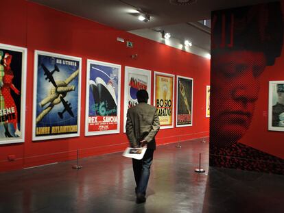 Exposición sobre <i>El espíritu futurista en la publicidad italiana,</i> con una litografía sobre Mussolini en primer plano.