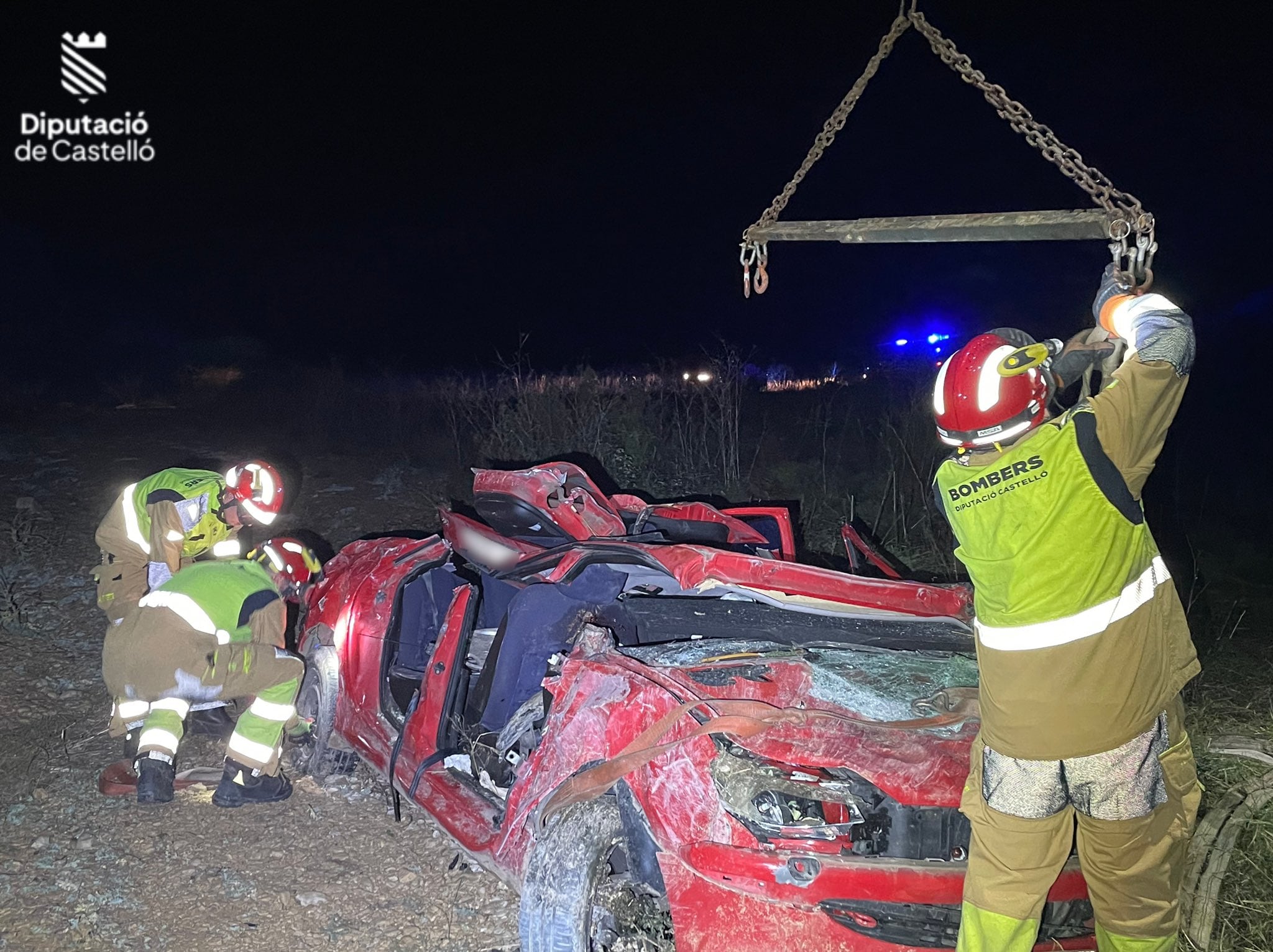 Dos fallecidos y tres heridos tras caer un coche por un barranco en Castellón