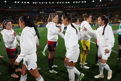 Las jugadoras de las selecciones de fútbol de España y Costa Rica se saludan antes del partido de la Copa del Mundo de la FIFA en el estadio de Wellington en 2023.