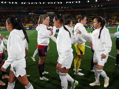 Las jugadoras de las selecciones de fútbol de España y Costa Rica se saludan antes del partido de la Copa del Mundo de la FIFA en el estadio de Wellington en 2023.